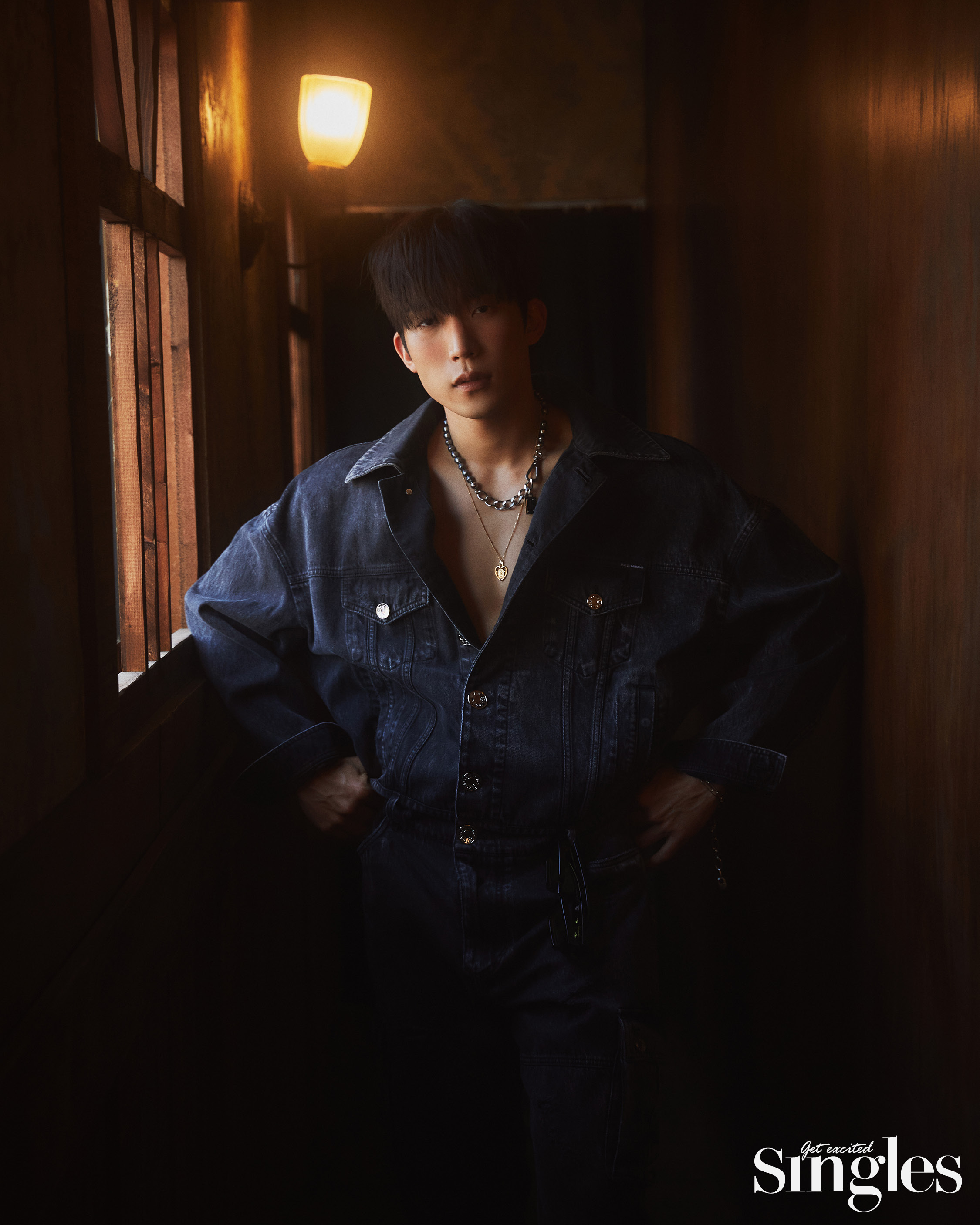 이상이가 돌체앤가바나의 블랙 데님 점프슈트와 네크리스, 오프화이트의 선글라스를 착용하고 촬영한 싱글즈 화보